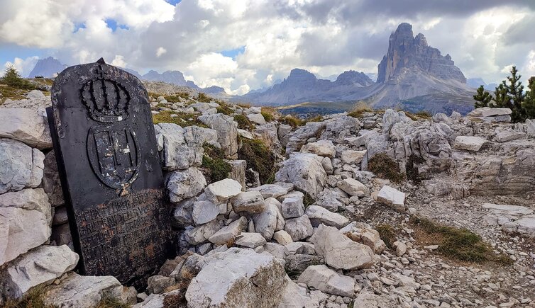 monte piana denkmal mit aussicht auf drei zinnen