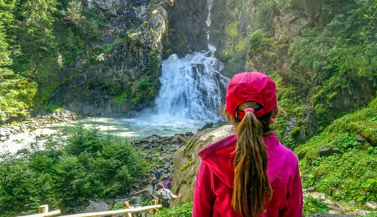 reinbachwasserfaelle erster wasserfall person