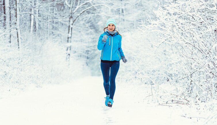 Adobe Stock shortstay winter person jogging wald schnee