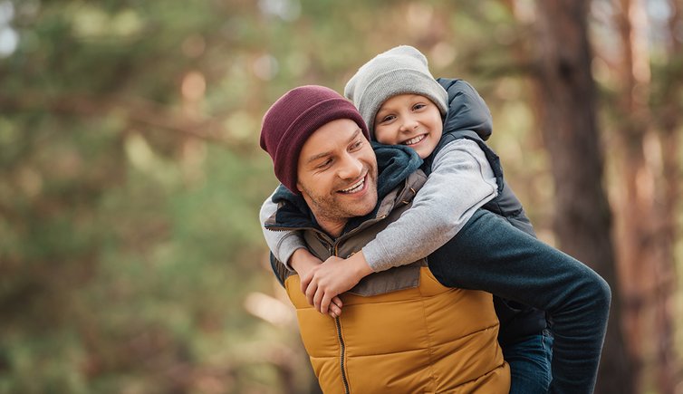 mann mit kind wald personen pustertal